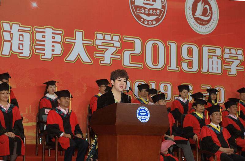 優秀校友代表✮、第十三屆全國人大代表、上海港國際客運中心開發有限公司黨委副書記、董事總經理、杏盛娱乐1998屆英語專業畢業生徐玨慧發言